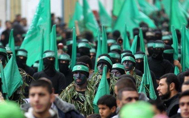 Défilé des membres des brigades Ezzedine al-Qassam, branche armée du Hamas, lors d'un rassemblement à l'occasion du 27e anniversaire du mouvement, dans le camp de réfugiés Nuseirat, le 12 décembre 2014. (Crédit : AFP/Said Khatib)