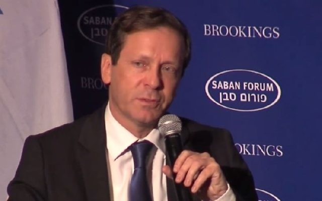 Isaac Herzog au Forum international Saban - 5 décembre 2014 (Crédit : capture d'écran YouTube)