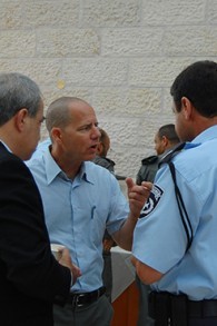 Le codirecteur d'Abraham Fund, Beeri-Sulitzeanu, en discussion avec un policier israélien (Crédit : autorisation de l'Abraham Fund Initiatives)