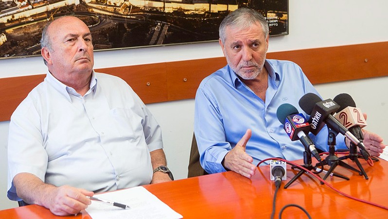 L'ancien ministre Meir Cohen (à droite) avec Elie Elalouf, ancien directeur de la Fondation Rachi (Crédit : Miriam Alster/FLASH90) 