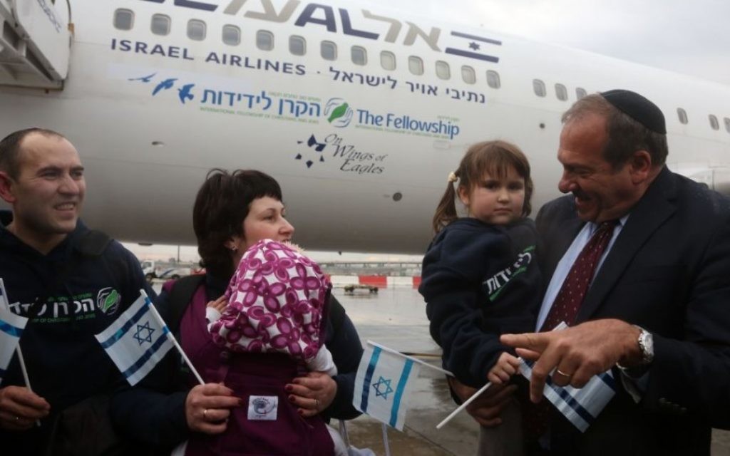 Le rabbin Yechiel Eckstein avec certains des 224 réfugiés juifs ukrainiens arrivant en Israël au cours du premier vol "Fellowship Aliya" de son organisation, le 22 décembre 2014. (Crédit : International Fellowship of Christians and Jews)