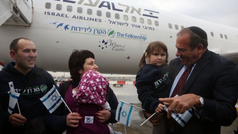 Le rabbin Yechiel Eckstein avec certains des 224 réfugiés juifs ukrainiens arrivant en Israël au cours du premier vol "Fellowship Aliya" de son organisation, le 22 décembre 2014. (Crédit : International Fellowship of Christians and Jews)