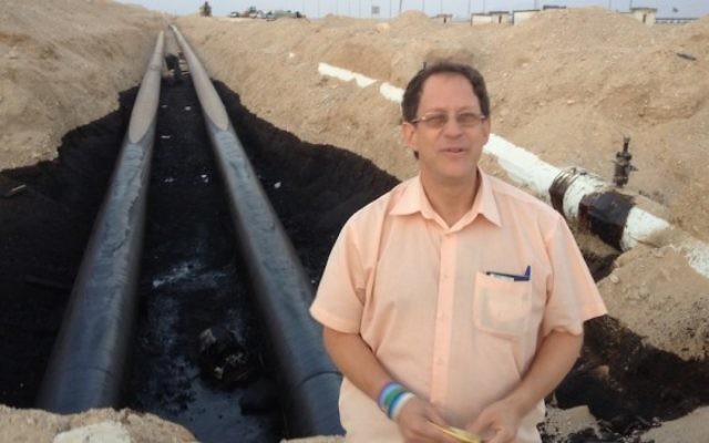 Yosef Abramowitz devant le pipeline Trans-Israel qui a explosé début décembre 2014 à Arava (Crédit : autorisation)
