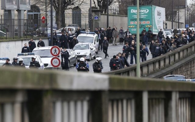 Les forces de police postées autour de l'épicerie HyperCasher de la Porte de Vincennes à Paris (Crédit : Thomas Samson/AFP)