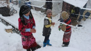 Des réfugiés syriens sous la neige - 7 janvier 2015 (Crédit : AFP)