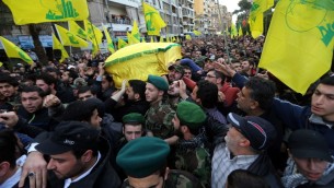 Des milliers de partisans du Hezbollah participent aux funérailles de l'un des six combattants du groupe terroriste chiite libanais tués dans un raid aérien israélien le 19 janvier 2015 (Crédit : AFP)