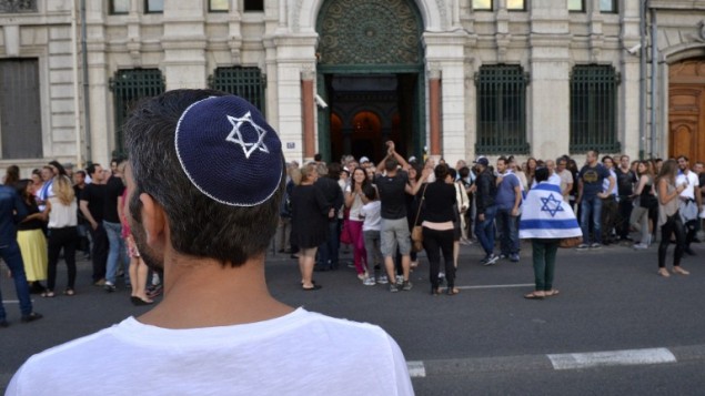 Un homme portant une kippa, regarde les gens prendre part à une manifestation organisée par le CRIF le 31 Juillet 2014 devant la synagogue de Lyon (Crédit photo: Romain Lafabregue / AFP )