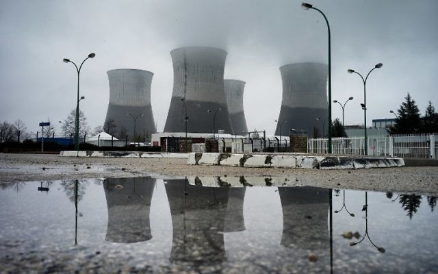 Photo illustrative d'une centrale nucléaire en France (Crédit : JEFF PACHOUD / AFP)