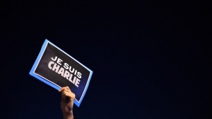 Manifestation de soutien après l'attentat contre les locaux de Charlie Hebdo - 7 janvier 2015 (Crédit : AFP)