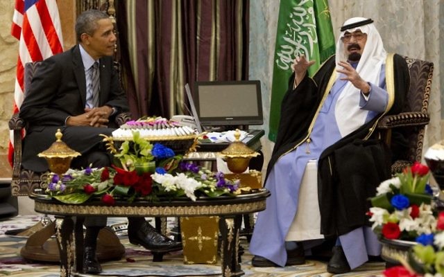 La rencontre entre le président américain, Barack Obama et le roi Abdallah d'Arabie Saoudite, le 28 mars 2014, en Arabie Saoudite (Crédit : SAUL LOEB / AFP)