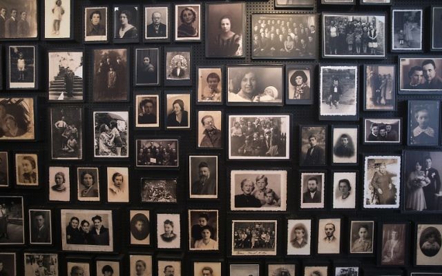Un mur avec des photos historiques au site du mémorial de l'ancien camp de concentration nazi d'Auschwitz-Birkenau à Oswiecim, en Pologne, le 25 Janvier 2015. (Crédit : AFP PHOTO / JOEL SAGET)