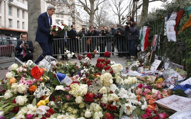John Kerry rend hommage aux victimes des attentats de Paris - 16 janvier 2015 (Crédit : THOMAS SAMSON / AFP)