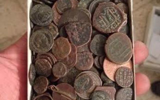 800 pièces de monnaie ancienne retrouvées chez un voleur à Beit Shemesh (Crédit :  Unité de Prévention des Antiquités Robbery de l'Autorité des Antiquités d'Israël)