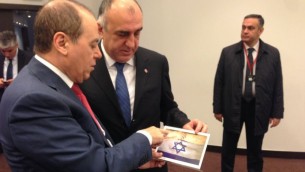 Silvan Shalom rencontre le ministre des Affaires étrangères Elmar Mammadyarov azéri en marge d'un hommage pour les 70 ans de la libération d'Auschwitz, à Oswiecim, en Pologne, - 27 Janvier 2015. (Crédit : autorisation du ministère de l'Infrastructure nationale de courtoisie et de l'énergie Ministère)