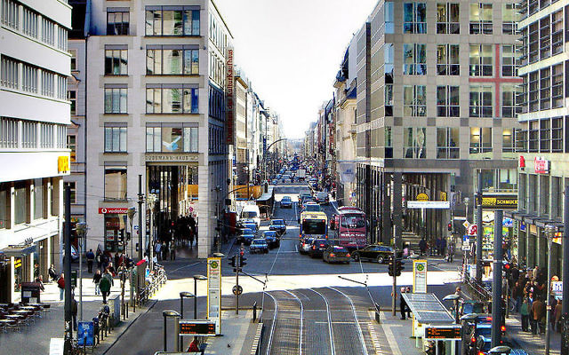 Vue sur Friedrichstrasse à Berlin (Crédit : domaine public)