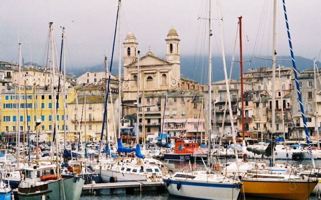 Vue sur le port de Bastia, en Corse. (Crédit : Domaine public)