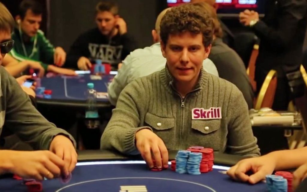 Ari Engel en train de jouer au poker (Crédit : YouTube)