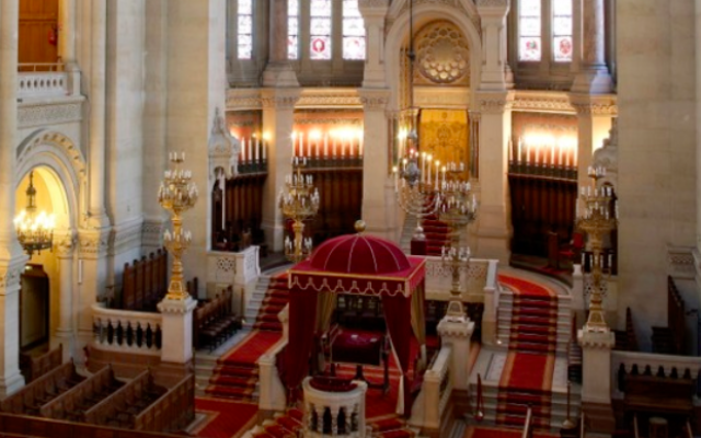 L'intérieur de la synagogue de la rue de la Victoire à Paris. (Crédit : capture d'écran http://www.lavictoire.org)