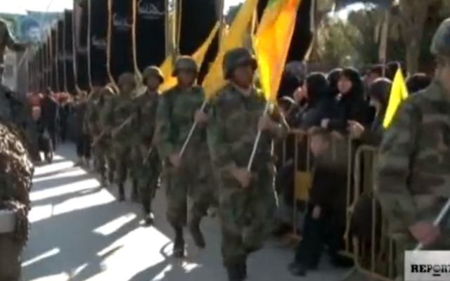 Capture d’écran d'une parade des membres du Hezbollah (Crédit : France 24)