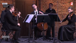 Capture d’écran France 2 - violonistes jouent avant la cérémonie à Auschwitz (Crédit : France 2)