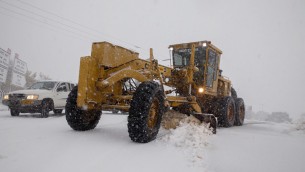 Un chasse-neige dans le plateau du Golan- 7 janvier 2015. (Crédit : Basal Awidat / FLASH90)