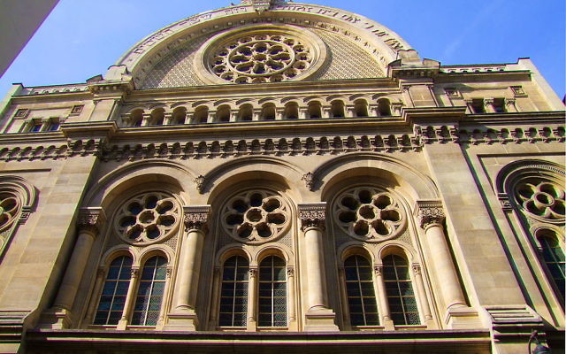 Façade principale de la synagogue de la Victoire, à Paris. (Crédit : Luiza Fediuc/Creative Commons)