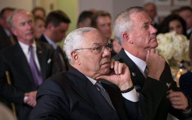 L'ancien secrétaire d'Etat américain Colin Powell et l'ancien chef d'Etat-major Benny Gantz à l'ambassade d'Israël à Washington, le 7 janvier 2015. (Crédit : ministère des Affaires étrangères)