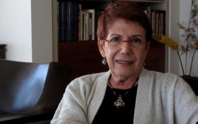 L'historienne Anita Shapira chez elle à Tel Aviv (Crédit : Aurèle Medioni)