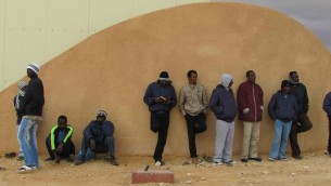 Des détenus à l'entrée de Holot (Crédit : Nehama Shimnovic) 