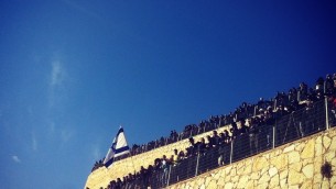 La foule rassemblée a la mémoire des victimes