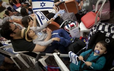Des centaines d'immigrants français arrivant à l'aéroport de Ben-Gurion, le16 juillet 2014. (Crédit : Flash90)