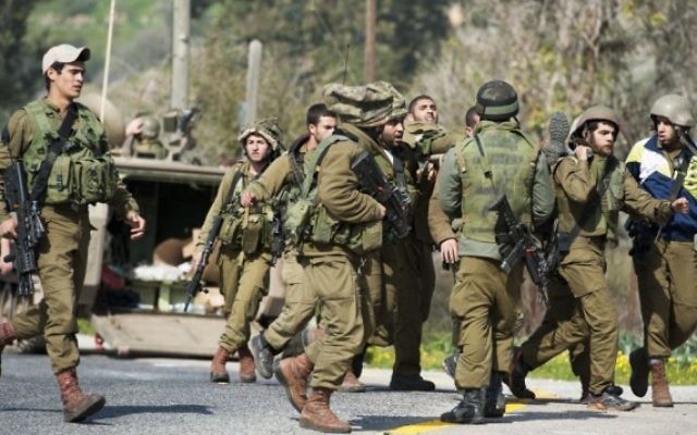 Des soldats israéliens pris en charge après une attaque du Hezbollah dans la région du mont Dov au nord le long de la frontière israélienne avec le Liban le 28 Janvier, 2015. (Crédit : Basal Awidat / Flash90)