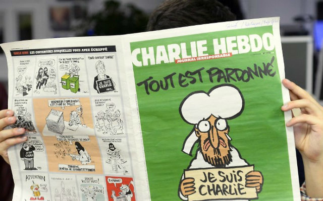 Le premier numéro de Charlie Hebdo publié après les attentats du 7 janvier 2015. (Crédit : Bertrand Guay/AFP)