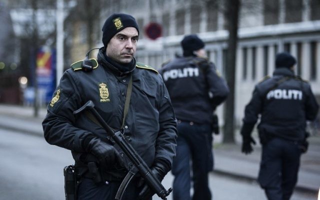 Des policiers dans les rues de Copenhague après les 2 attaques dans la capitale (Crédit : CLAUS BJORN LARSEN / AFP)