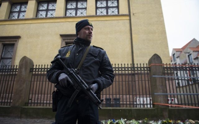 Un policier posté devant la Grande synagogue de Copenhague, le 15 février 2015. (Crédit : AFP)