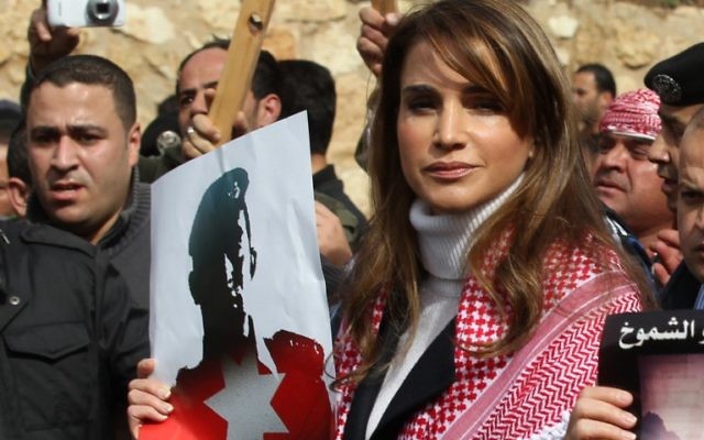 La reine Rania de Jordanie pendant une manifestation dénonçant le meurtre sauvage d'un pilote jordanien par l'Etat islamique, le 6 février 2015. (Crédit : AFP PHOTO / STR)