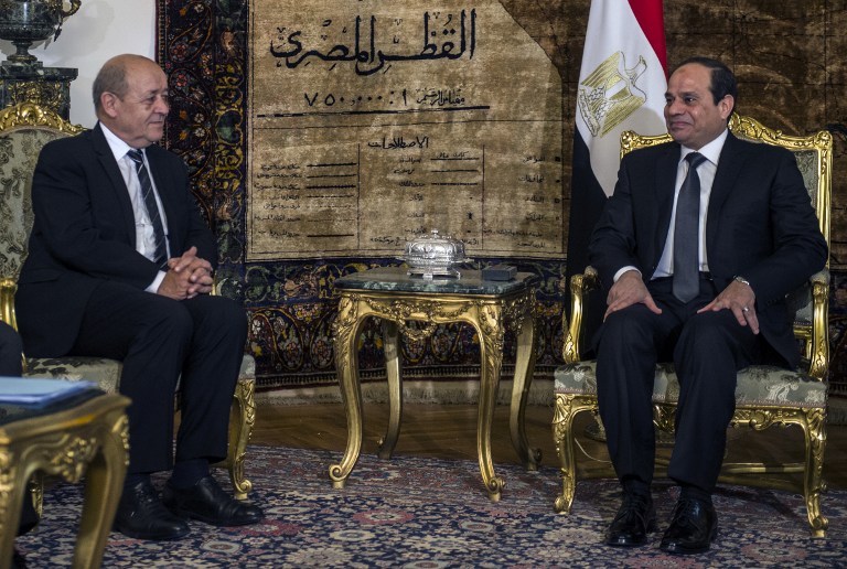 Le ministre de la Défense français Jean Yves Le Drian et le président de l'Egypte, Abdel Fatah Al-Sissi lors de la signature d'un contrat militaire au Caire, le 16 février 2015. (Crédit : Khaled Desouki/AFP)