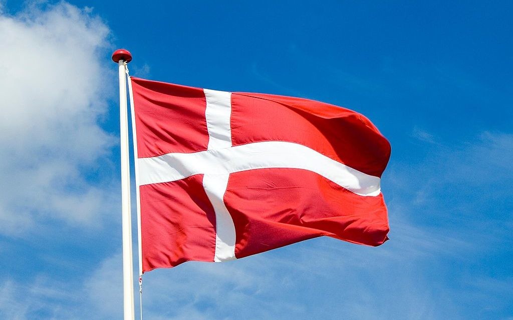 Illustration du drapeau du Danemark (Crédit : Jacob BÃ¸tter/CC BY 2.0/Wikimedia commons)