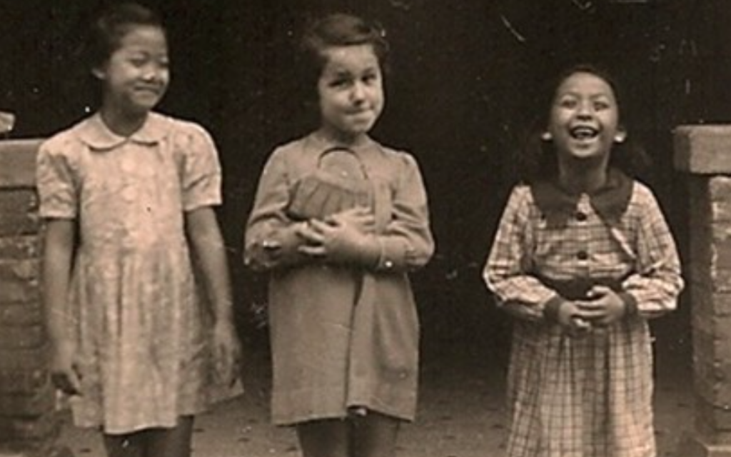 Une petite fille juive et ses amies chinoises pendant la Seconde guerre mondiale. Cette photo fait partie de la collection du musée des Réfugiés juifs de Shanghai (Crédit : Wikimedia Commons)