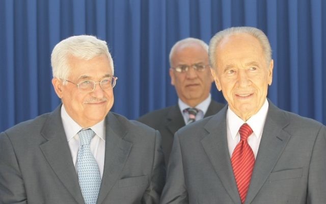 Le président SHimon Peres et le président de l'Autorité palestinienne Mahmoud Abbas en 2008 ; en arrière plan  se trouve Saeb Erekat (Crédit : Kobi Gideon/Flash90)