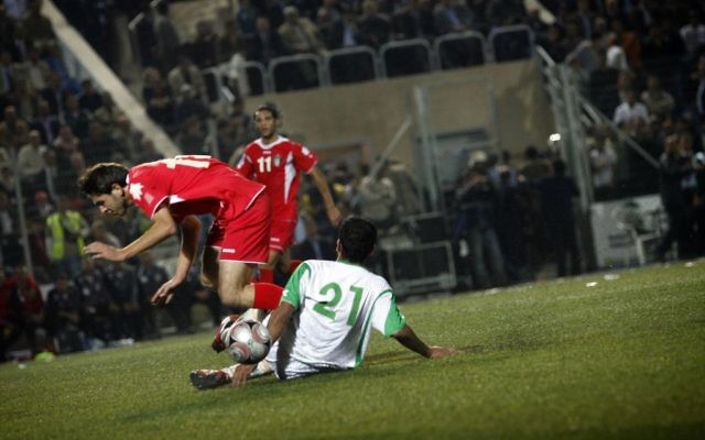 Un match de football entre les équipes palestiniennes et jordaniennes en 2008 (Crédit : Michal Fattal/Flash90)