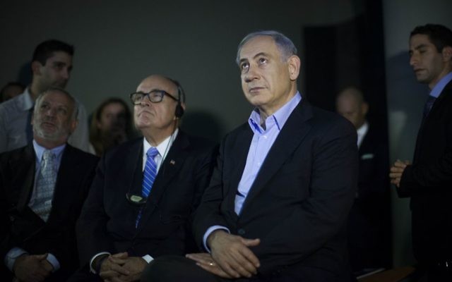Le Premier ministre Benjamin Netanyahu (à droite) avec l'ancien maire de New York, Rudy Giuliani, à Jérusalem, le 2 février 2015. (Crédit : Yonatan Sindel/Flash90)