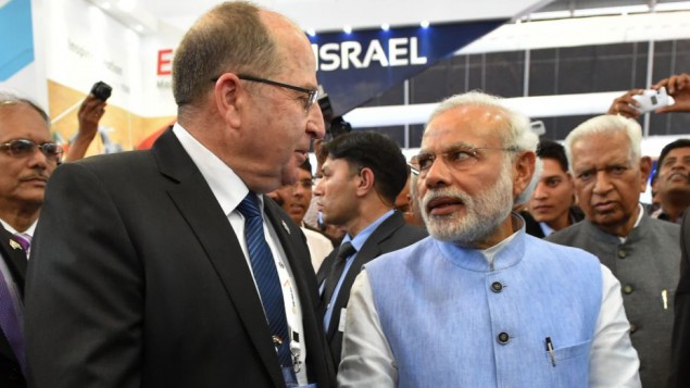 Moshe Yaalon rencontre le Premier ministre indien Narendra Modi à l'inauguration du pavillon des industries militaires israéliennes au salon aéronotique de Bangalore, en Inde. (Crédit photo: Ariel Hermoni/Ministère de la Défense/FLASH90)