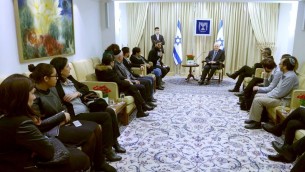 Le président Reuven Rivlin reçoit les familles Saada, Cohen et Braham, qui ont perdu un être aimé lors de la prise d'otage du Hyper Casher à Paris, le 9 février 2015 (Crédit : Mark Neyman/GPO)