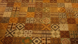 Le carrelage exposé de l'ancienne mairie sur la rue Bialik (Crédit :  Shmuel Bar-Am)