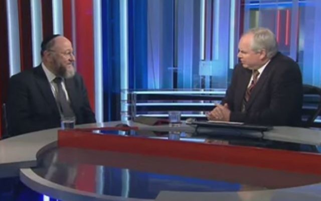 Le Grand Rabbin Ephraïm Mirvis (g) dans une interview avec Sky News le 27 Janvier, 2015. (capture d'écran: YouTube / Sky News)