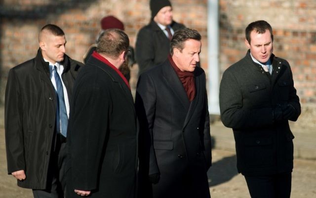 Le Premier ministre britannique David Cameron visite le camp  d'Auschwitz, le 10 décembre 2014. (Crédit : AFP PHOTO / BARTOSZ SIEDLIK)