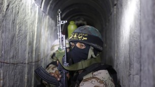Membre de la branche armée du Jihad islamique palestinien, les brigades Al-Quds, dans un tunnel de la bande de Gaza, le 3 mars 2015. (Crédit : Mahmud Hams/AFP)