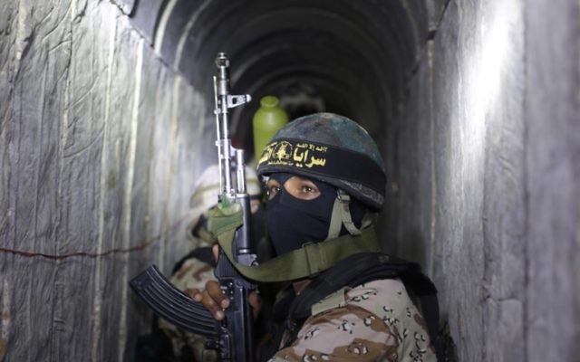 Membre de la branche armée du Jihad islamique palestinien, les brigades Al-Quds, dans un tunnel de la bande de Gaza, le 3 mars 2015.  (Crédit : Mahmud Hams/AFP)