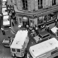 Les secours et la police rue des Rosiers, à Paris, après un attentat qui a fait six morts et 22 blessés, le 9 août 1982. (Crédit : Jacques Demarthon/AFP)